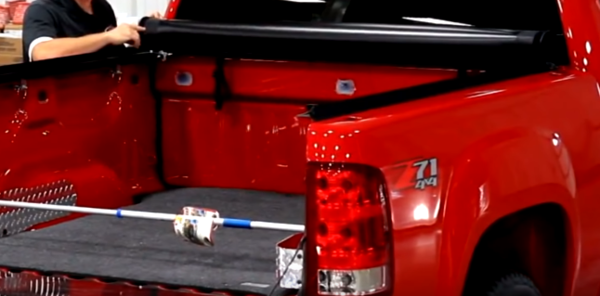 Flexible, easy to use and perfectly fitting soft roll-up tonneau cover